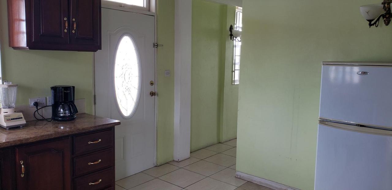 Unit 4 Private Apartment - Roseau Esterno foto